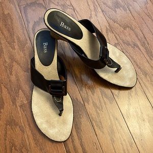 Bass low wedge black sandal